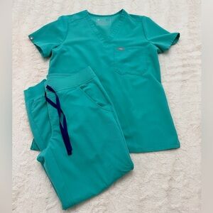 FIGS Surgical Green Small Petite set